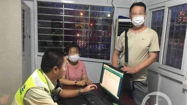 話嘮遭人煩！男女坐車旅游因話太多，被司機(jī)丟在了高速上 (圖1)