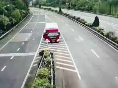 話嘮遭人煩！男女坐車旅游因話太多，被司機(jī)丟在了高速上 (圖2)