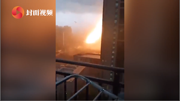 沈陽暴雨天降火龍劈向高樓，網友熱議：一路火花帶閃電，是誰拿菜刀砍電線？(圖2)