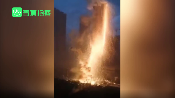 沈陽暴雨天降火龍劈向高樓，網友熱議：一路火花帶閃電，是誰拿菜刀砍電線？(圖1)