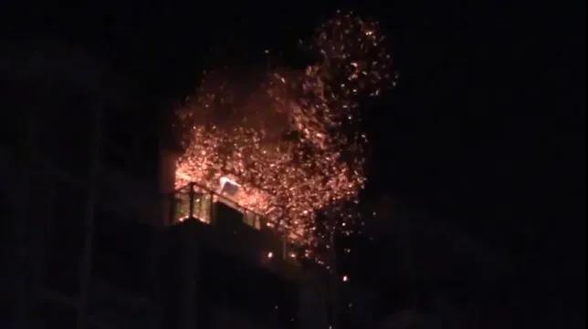 驚險，上海這起居民火災(zāi)炸好幾次(圖1)